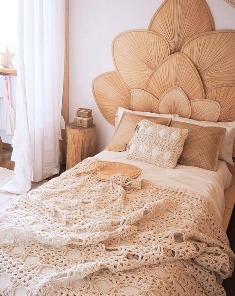 Decoração fácil para quarto com madeira na parede.