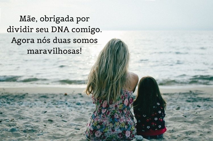 Mulher e criança na areia da praia com frase "Mãe, obrigado(a) por dividir seu DNA comigo. Agora nós dois(duas) somos maravilhosos(as)!"