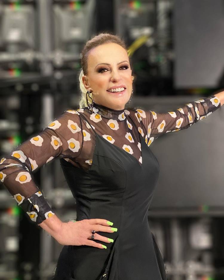 Apresentadora do Mais Vocês usando blusa transparente com estampa de ovo frito no Mais Você