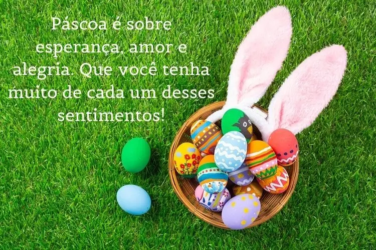 Foto de jardim com cesta de páscoa e frase: Feliz Páscoa! Que o seu domingo tenha sabor de chocolate e de alegria.