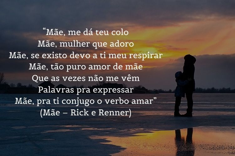 Mãe e filha no pôr do sol na praia e frase "“Mãe, me dá teu colo / Mãe, mulher que adoro / Mãe, se existo devo a ti meu respirar / Mãe, tão puro amor de mãe / Que as vezes não me vêm / Palavras pra expressar / Mãe, pra ti conjugo o verbo amar” (Mãe – Rick e Renner) "