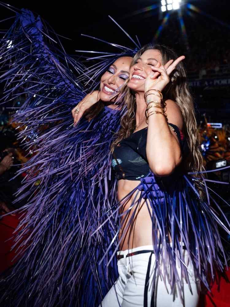 Sabrina Sato com look roxo e Gisele com abadá customizado e calça branca no Carnaval 2023.