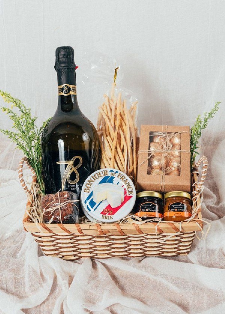 cesta de queijo e vinho