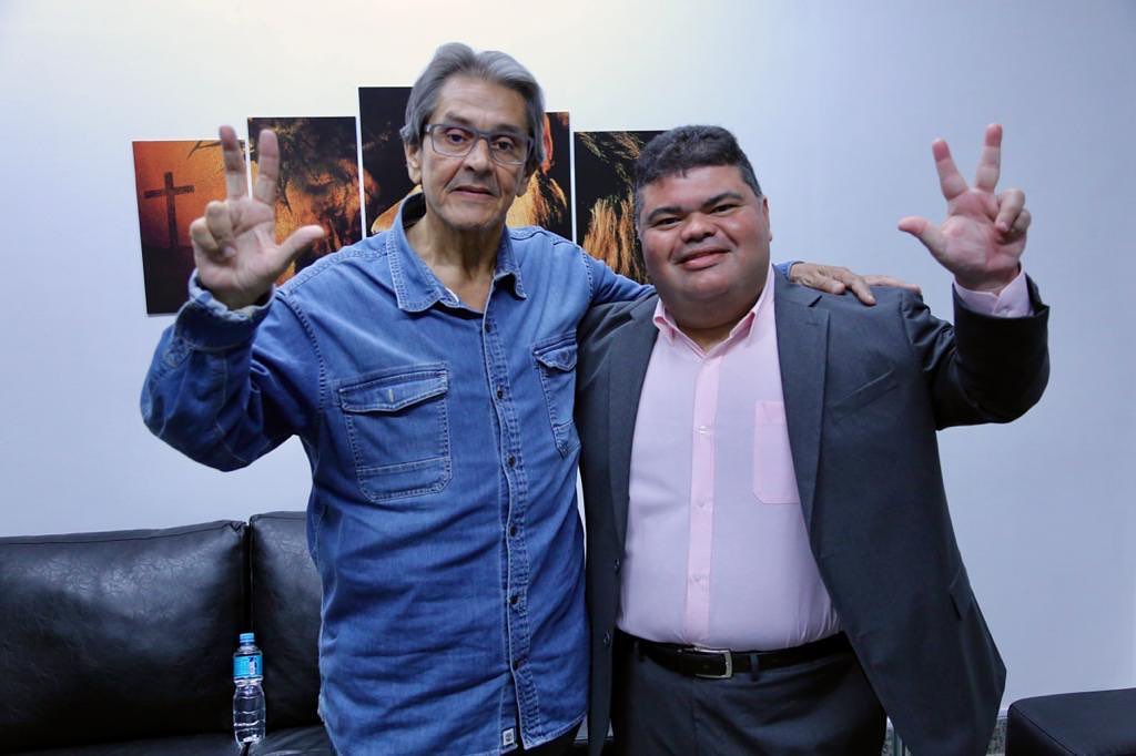 Foto do candidato à presidência nas eleições 2022 Roberto Jefferson abraçado com um apoiador.