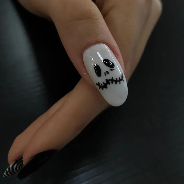unha dedão com rosto de fantasma