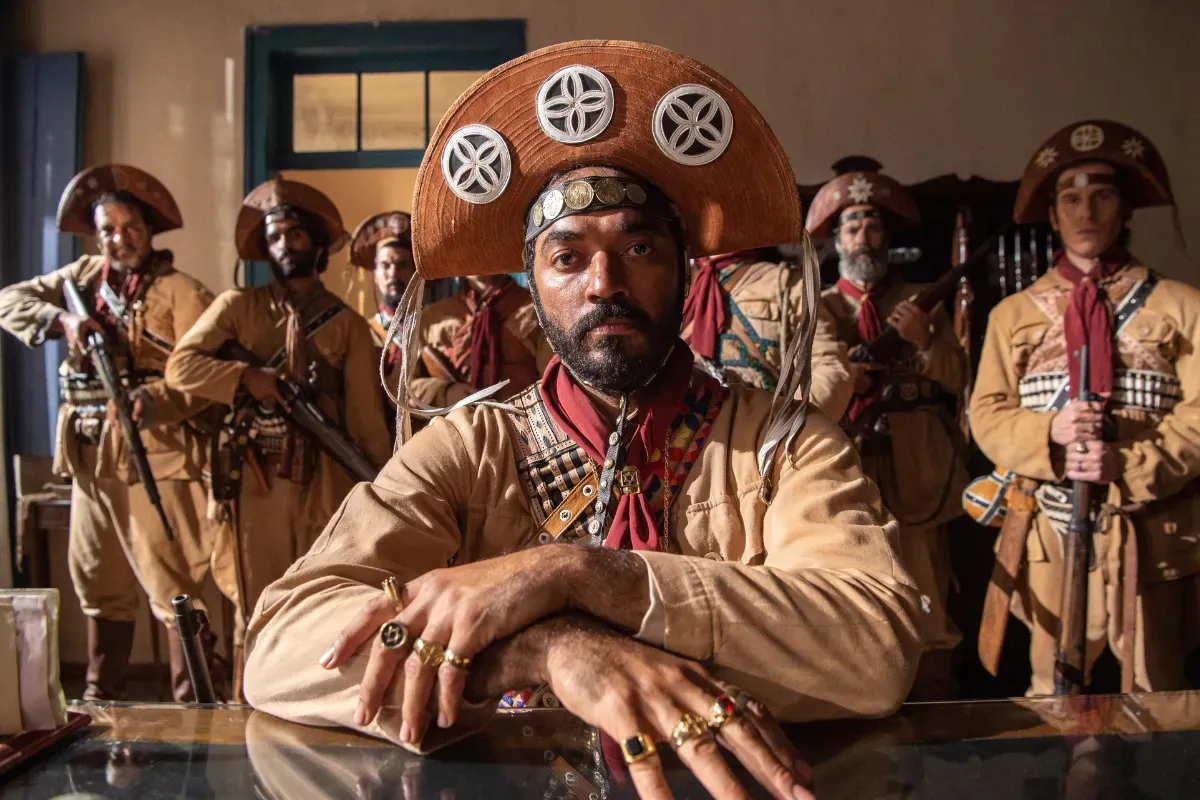Personagens caracterizados como cangaceiros em série histórica brasileira disponível no catálogo do Globoplay.