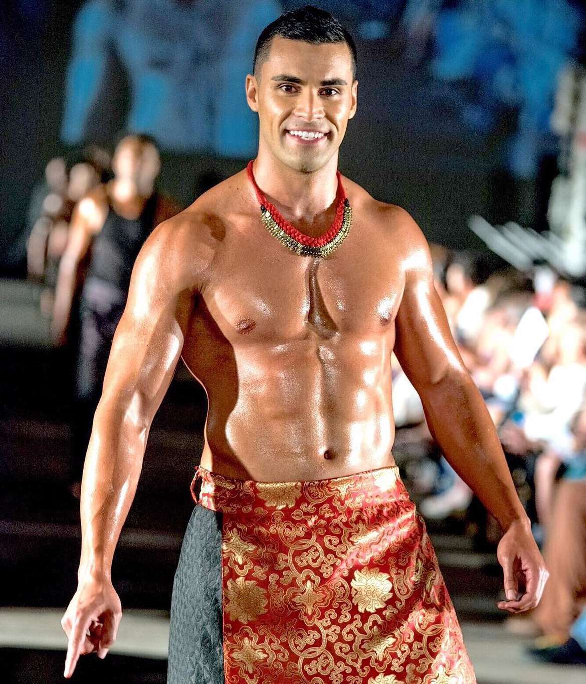 Esse é Pita Nikolas Taufatofua, o porta-bandeira de Tonga que brilhou com óleo no corpo na Cerimônia de Abertura dos Jogos Olímpicos Rio 2016 e conquistou inúmeros corações brasileiros deixando muita gente sem ar.