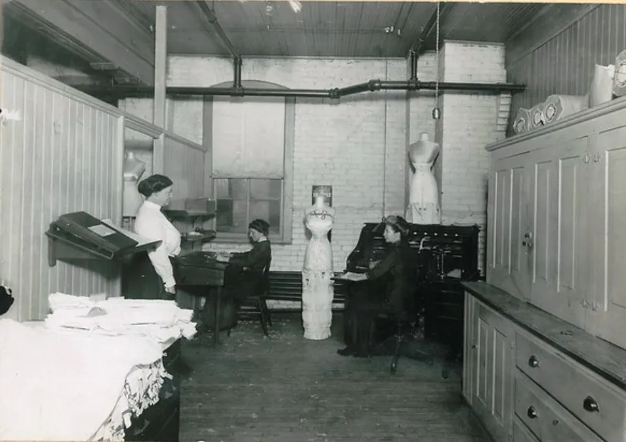 Trabalhadoras em um fábrica de espatilho chamada Kalamazoo Corset Company, 1912, sendo um exemplo da moda e cidadania feminina. 
