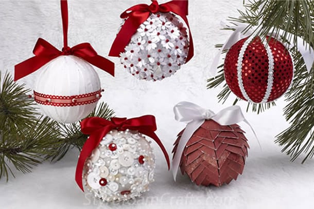 enfeites de árvore de natal personalizados com botões, fitas, flores e mais
