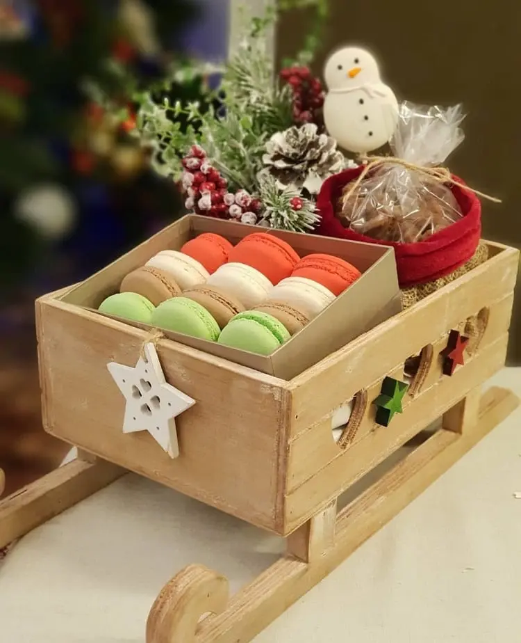 caixa de macarons em um trenó de madeira