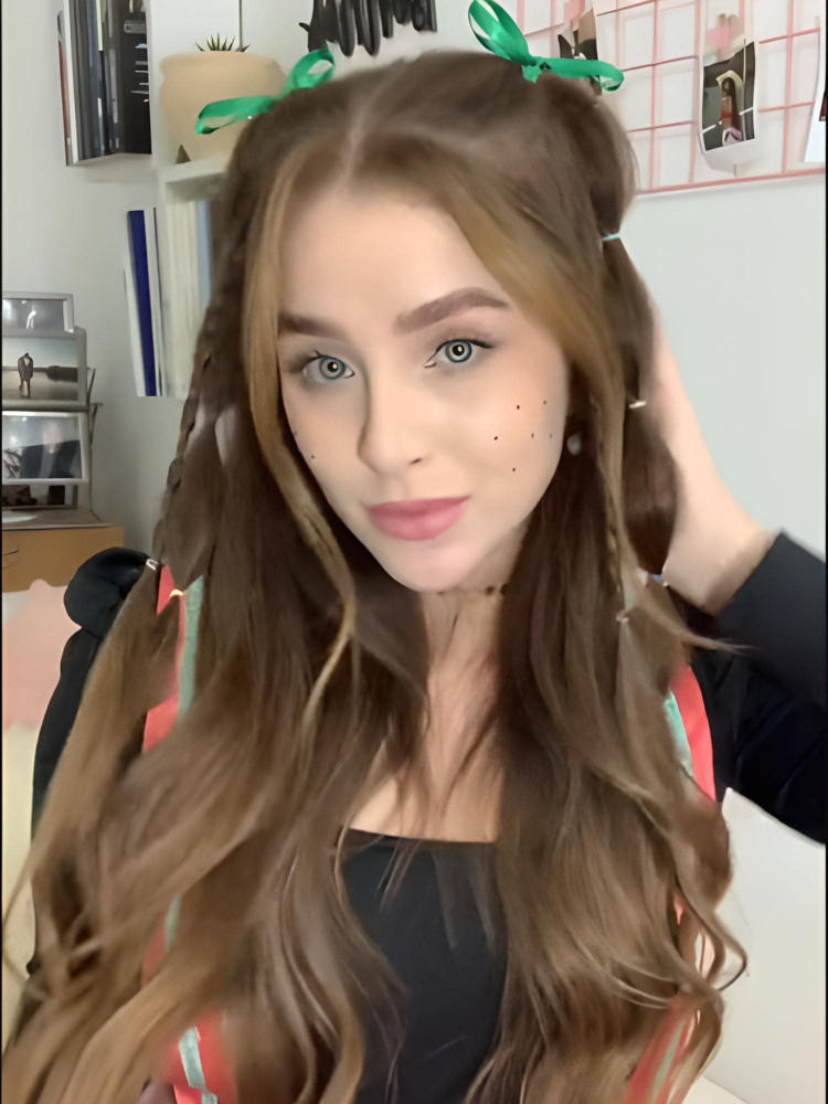 Menina olhando para a frente com penteado composto por tranças.