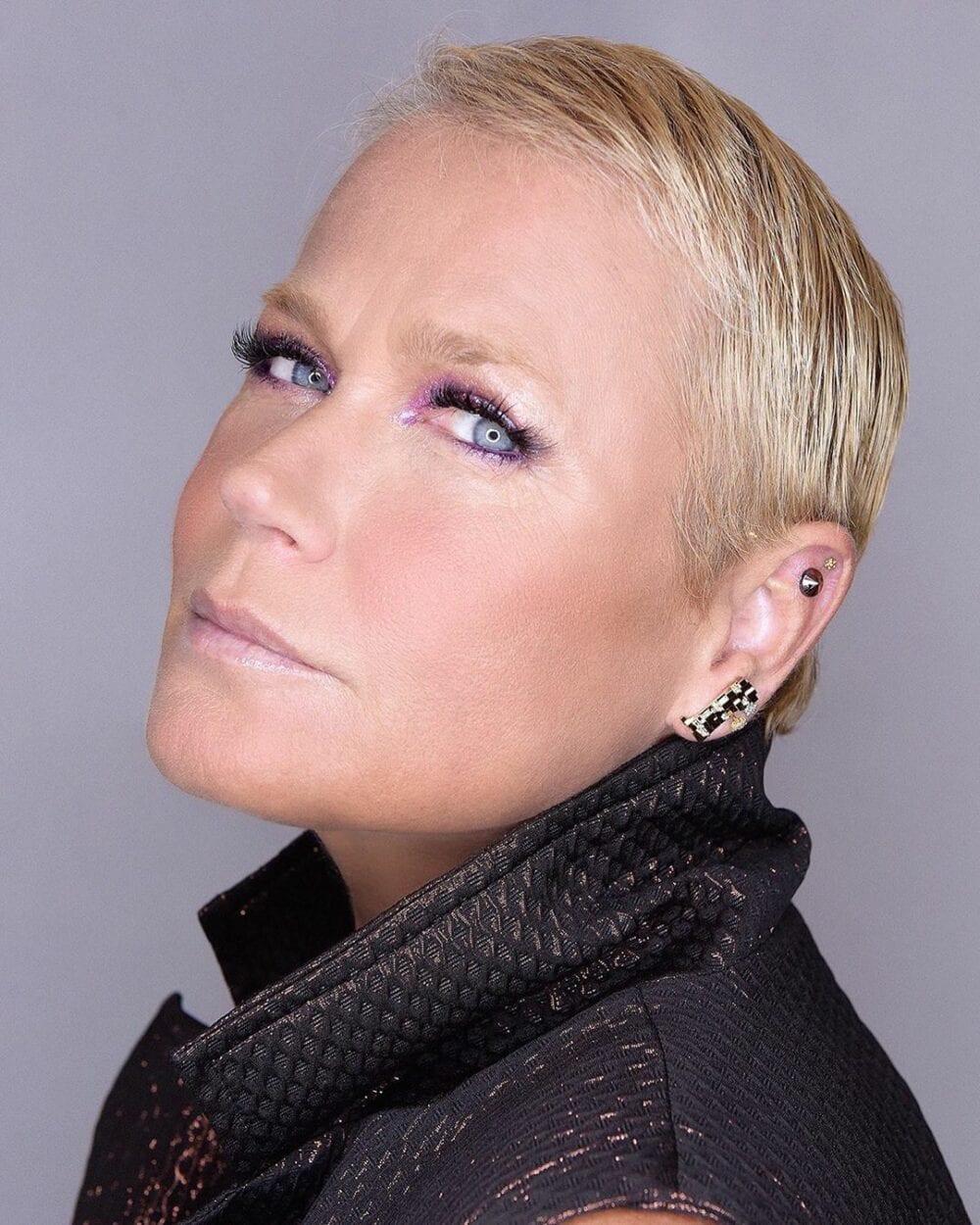 Xuxa em foto de rosto. 