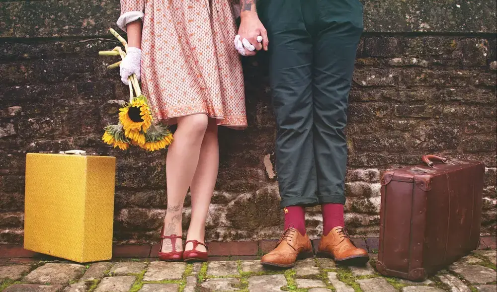 casal de mãos dadas