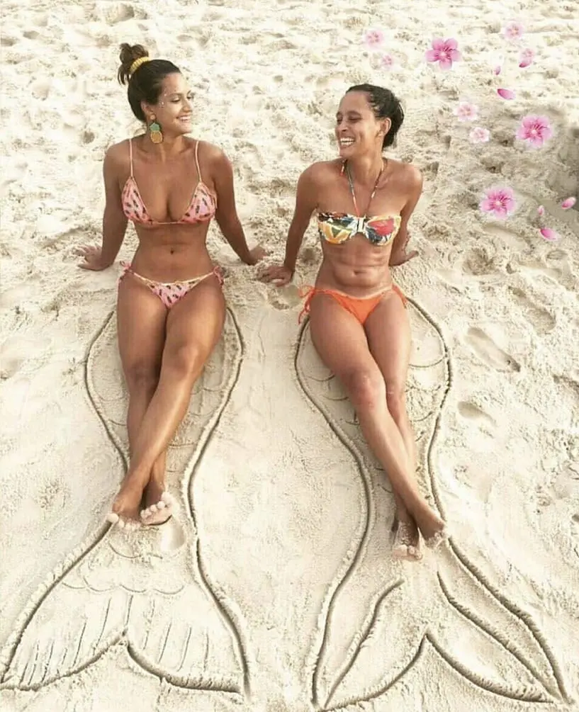 Foto desenho de sereias na areia 