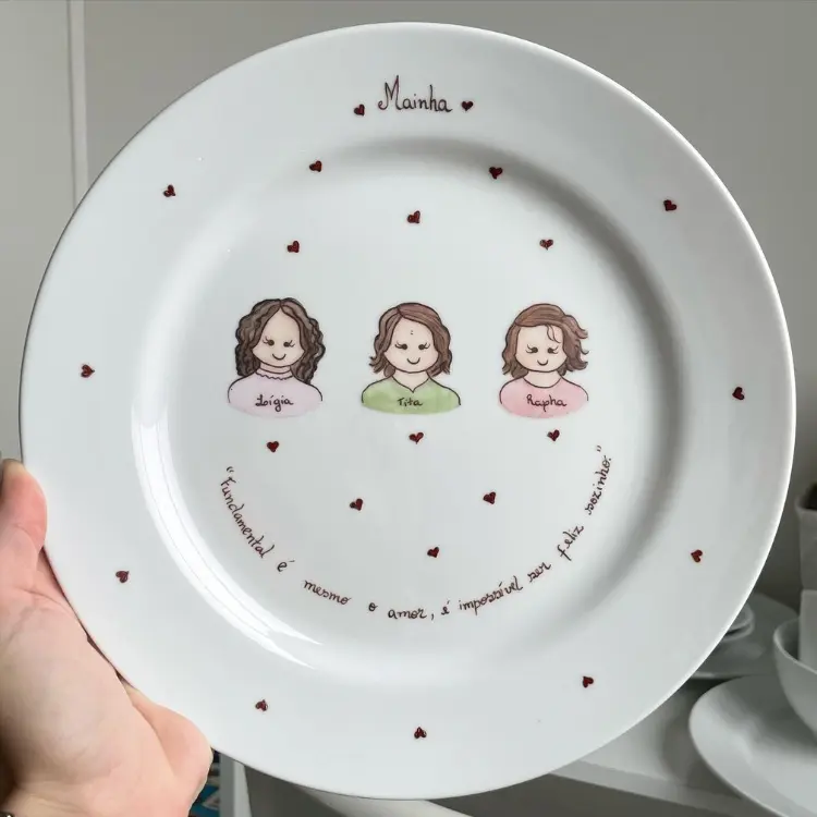 Prato branco pintado com corações e desenho de filhas