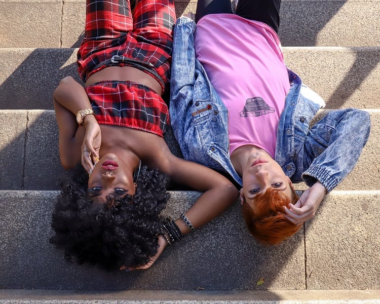 duas modelos deitadas em uma escadaria
