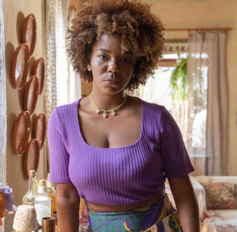 Foto de Tininha, personagem que é melhor amiga de Brisa na novela travessia