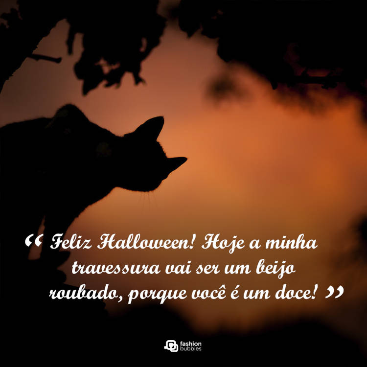 Foto de sombra de gato preto em entardecer alaranjado e frase "Feliz Halloween! Hoje a minha travessura vai ser um beijo roubado, porque você é um doce!"