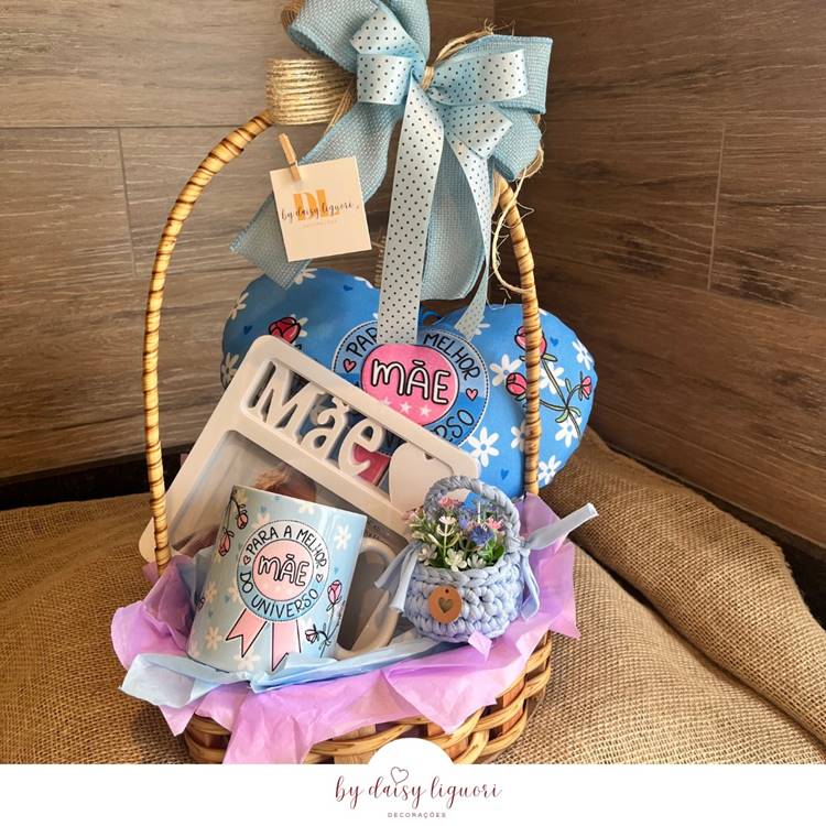 cesta, com caneca personalizada, almofada, e porta-retrato