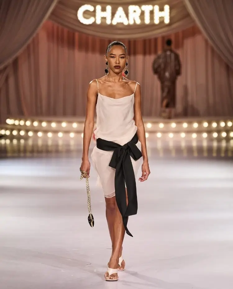 Foto de modelo na passarela durante o desfile da Charth para a coleção "Action"
