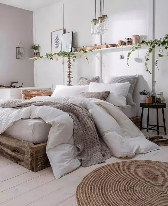 Cama de madeira no quarto de casal.
