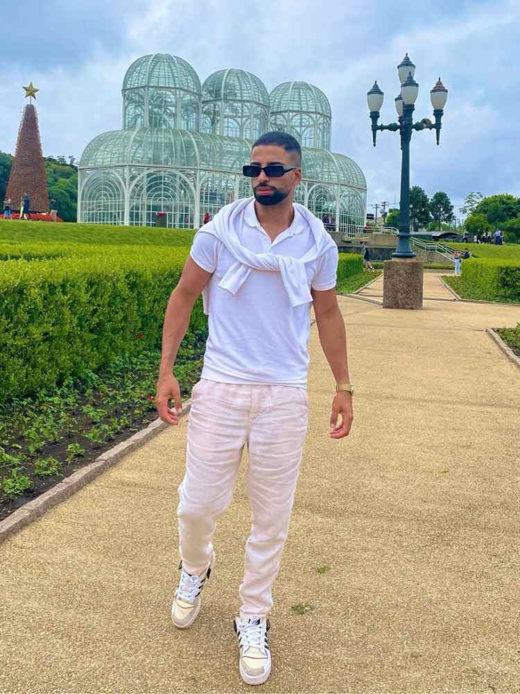 Roupas masculinas para Ano Novo: polo branca + calça off white.