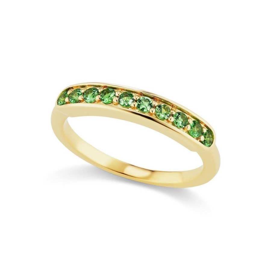 Anel dourado cravejado com pedras verdes