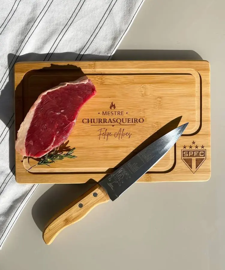 A terceira imagem apresenta uma tábua de churrasco de madeira com uma peça de carne vermelha, um raminho de alecrim e uma faca de corte. A tábua possui a inscrição "Mestre Churrasqueiro" e o emblema do time São Paulo Futebol Clube.

