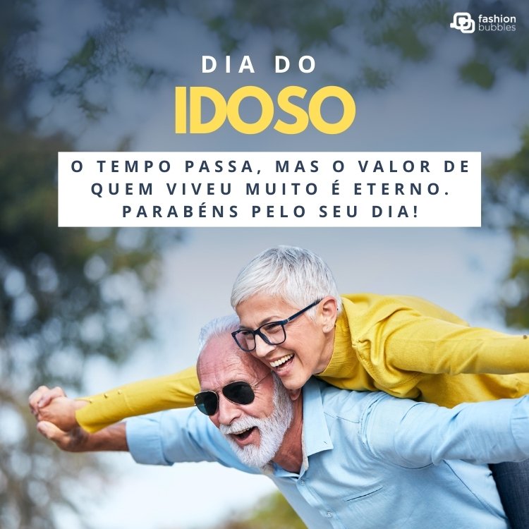 Foto de idoso com senhora nas costas e frase: O tempo passa, mas o valor de quem viveu muito é eterno. Parabéns pelo seu dia!