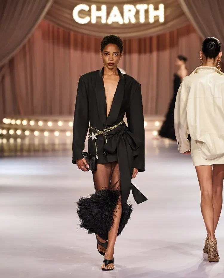 Foto de modelo na passarela durante o desfile da Charth para a coleção "Action"