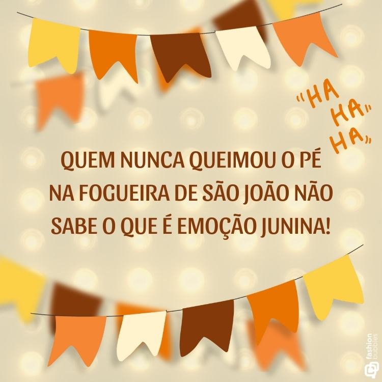 Frase do Dia de São João escrita em fundo bege com desenhos de bandeirinhas