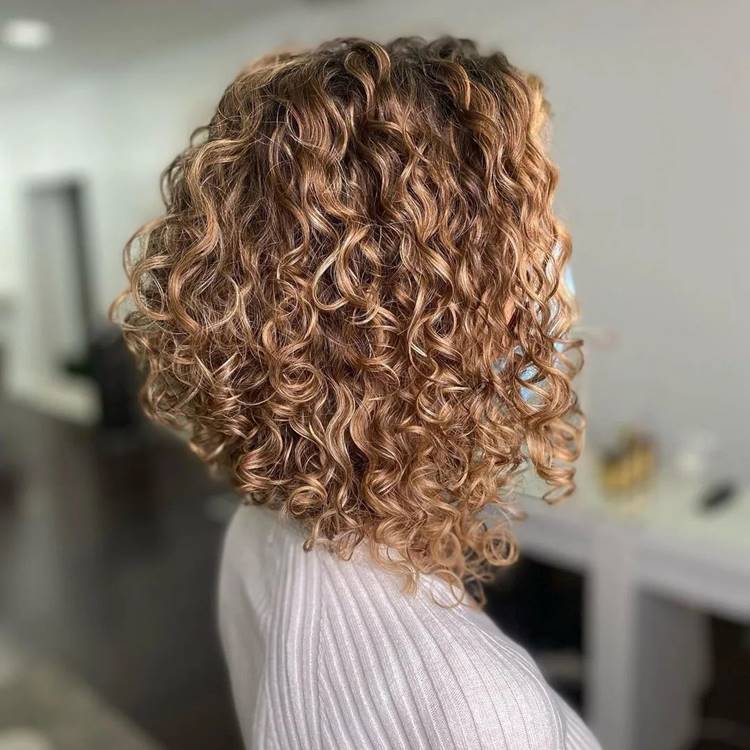 Mulher cacheada loira com corte long bob
