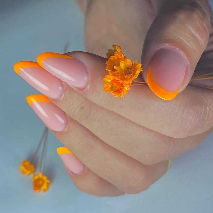 Unhas laranja neon decoradas para o Carnaval.