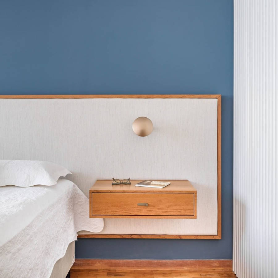 Quarto azul e amadeirado.