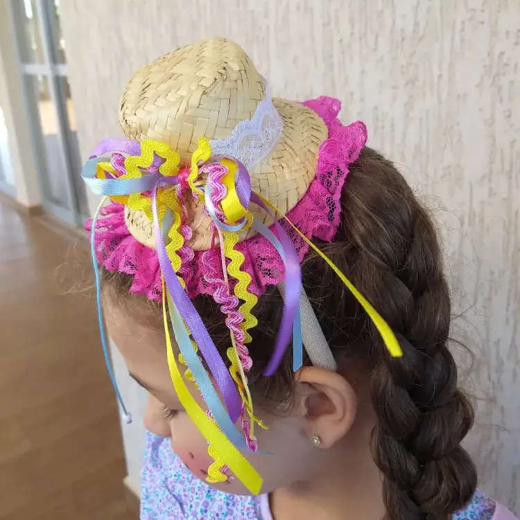 Mini chapéu com fitas e renda rosa