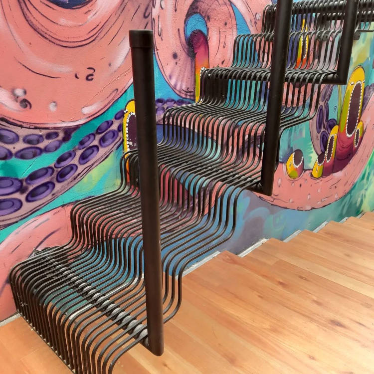 Parede da escada com grafite colorido.