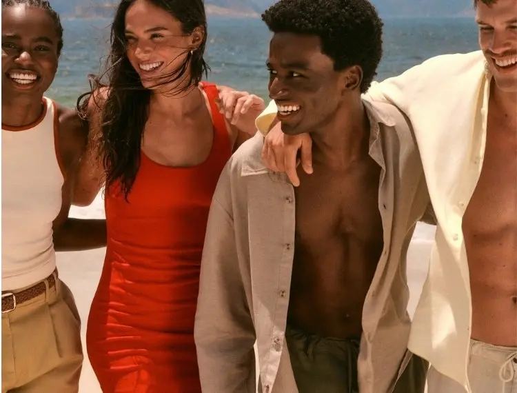 Campanha de roupas verão 2026 com looks básicos
