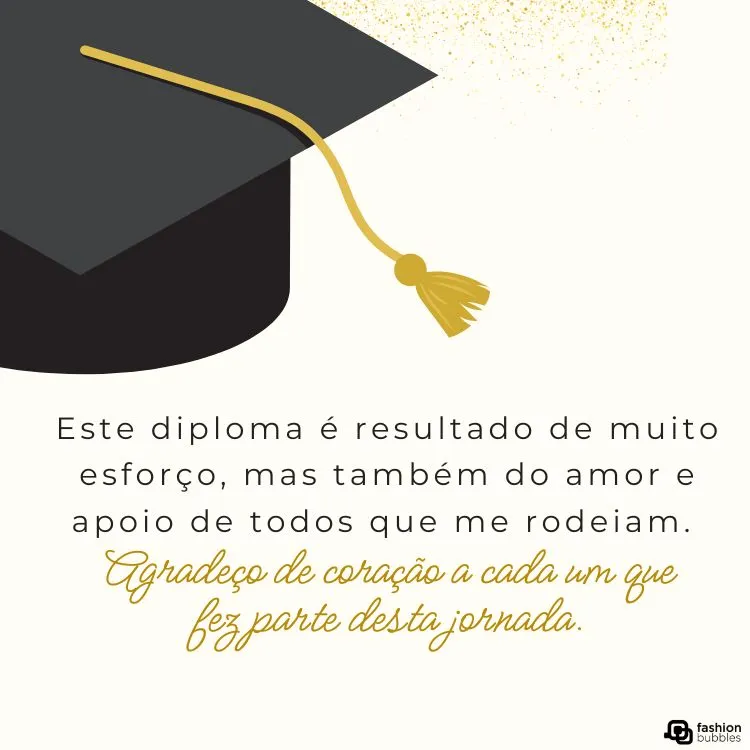 Um capelo de formatura preto com uma borla dourada em fundo claro. Texto: "Este diploma é resultado de muito esforço, mas também do amor e apoio de todos que me rodeiam. Agradeço de coração a cada um que fez parte desta jornada."