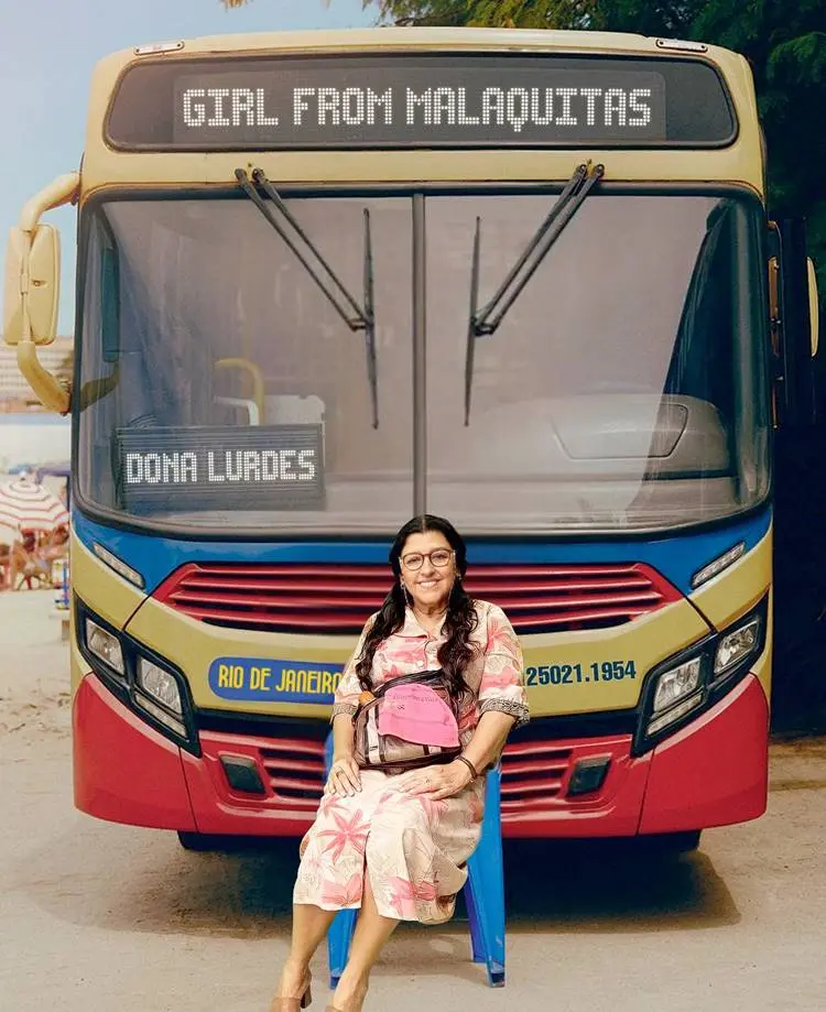 Foto de Regina Casé na capa da música de Anitta - Melhores memes 2021.