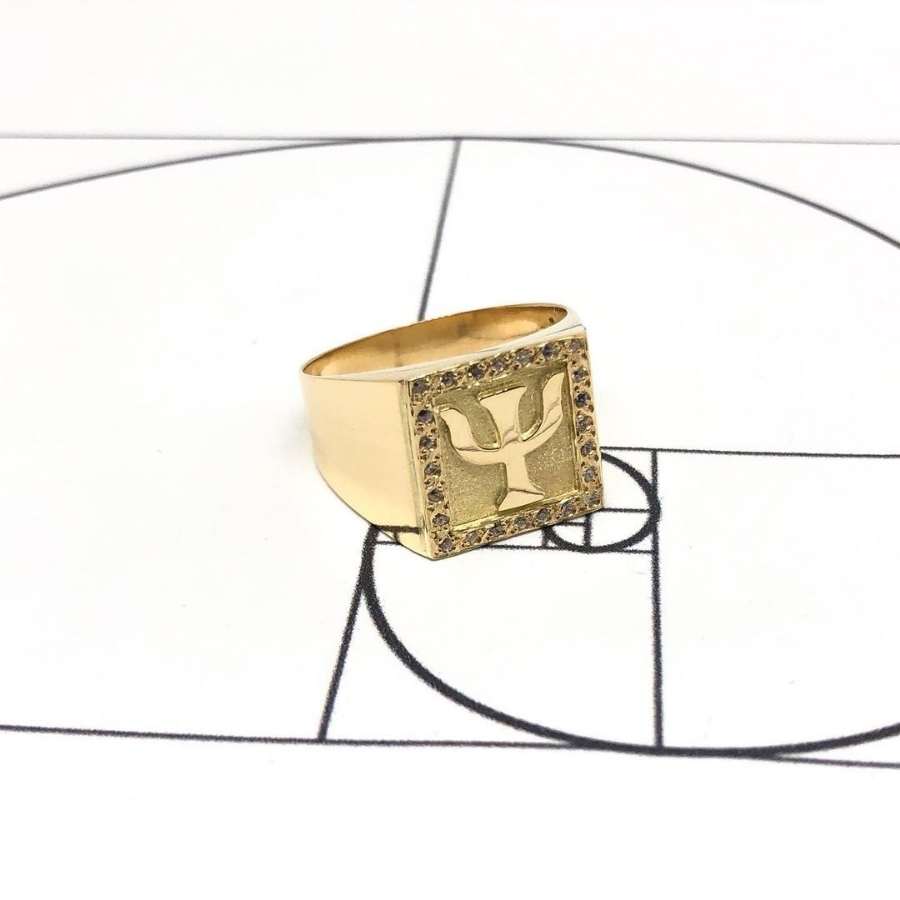 Anel dourado masculino grosso com símbolo de psicologia e cravejado com brilhantes