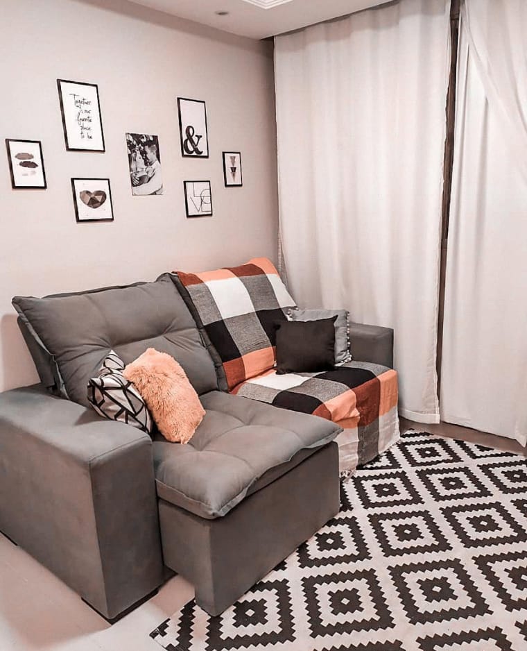 Sala cinza com objetos coloridos