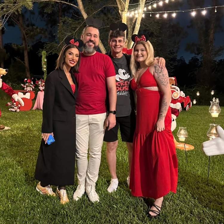 Foto de Boca Rosa, seu irmão Vinícius, seu pai Marcos e sua irmã íris vestidos de preto e vermelho 