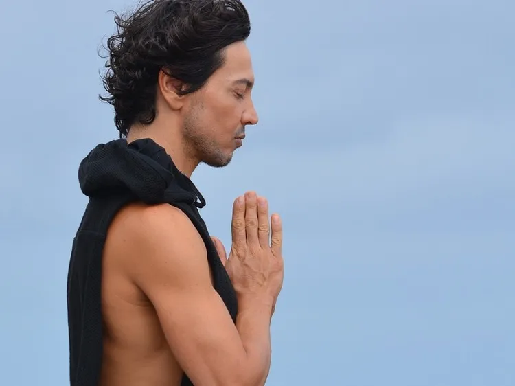 Homem meditando