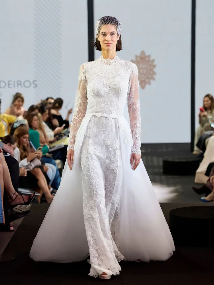 Mulher de pele clara com vestido de noiva rendado e com volume extra na calda
