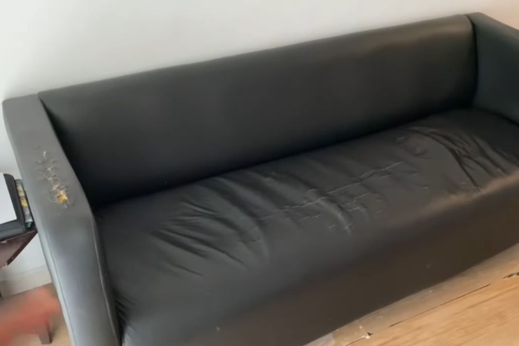 Sofá de courino preto desgastado 
