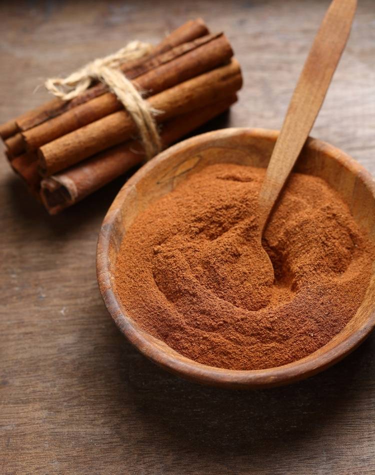 Canela em pó e em talos.