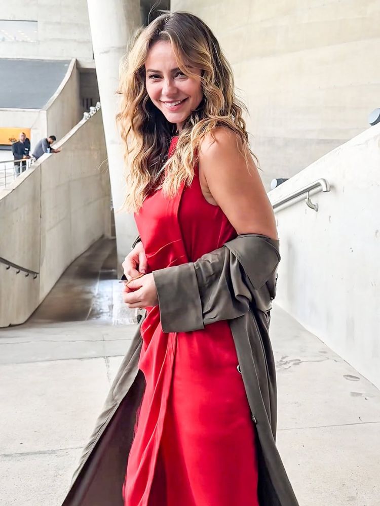 Paolla Oliveira de vestido vermelho fluido e camisa oversized cinza