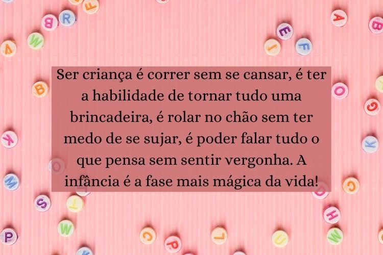 Foto de mesa rosa com peças de letras e frases "Ser criança é correr sem se cansar, é ter a habilidade de tornar tudo uma brincadeira, é rolar no chão sem ter medo de se sujar, é poder falar tudo o que pensa sem sentir vergonha. A infância é a fase mais mágica da vida!"