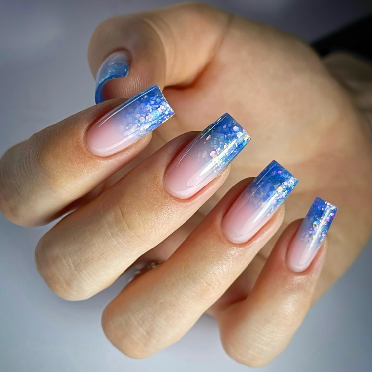 Unhas quadradas nude com glitter azul degradê
