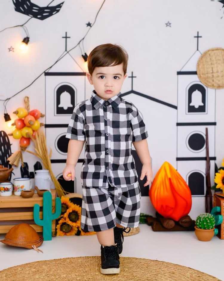 menino com roupa xadrez típica de festa junina